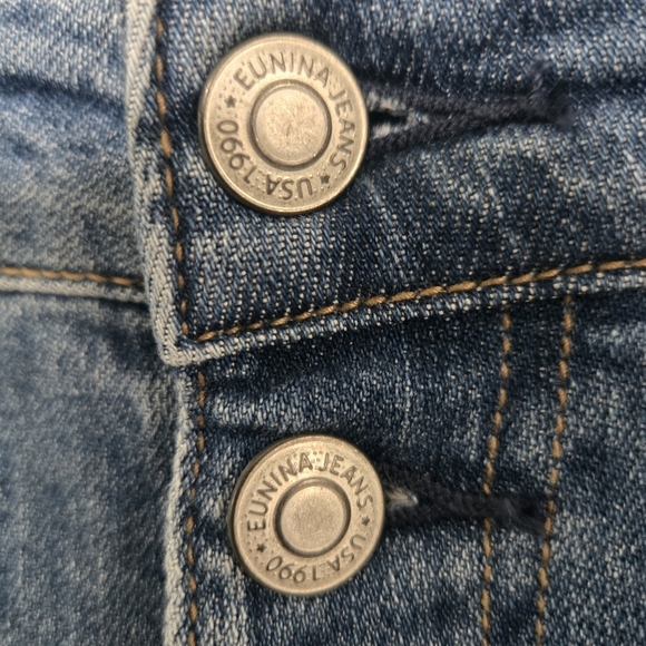 Ally Medium Wash Ultra High Rise Distressed Cropped Jeans size 9 - Picture 9 of 11